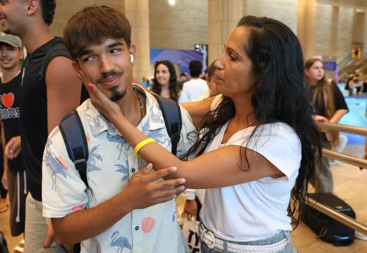 הנערים שהותקפו ברודוס נחתו בנתב"ג