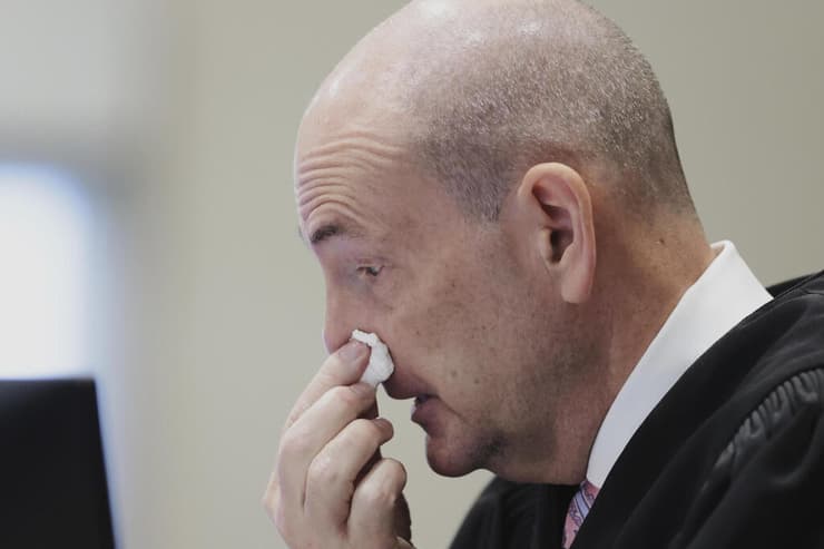 השופט סטיבן היפלר ב דיון בבית משפט ב איידהו ארה"ב שבו נידון בראיין קוברגר למאסר עולם על רצח 4 סטודנטים