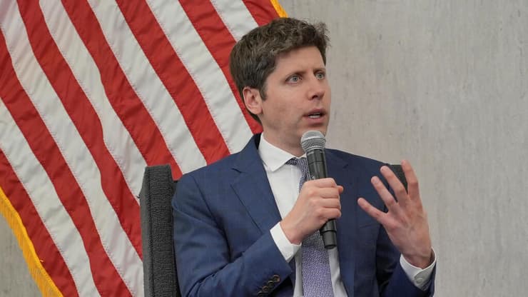 סם אלטמן במהלך הראיון לפדרל רזרב