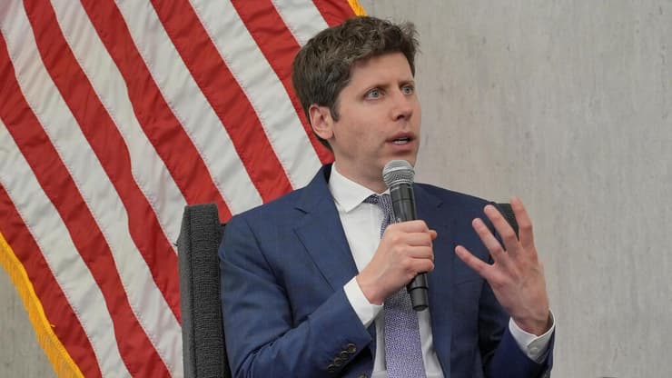 סם אלטמן. ריב ארוך שנים עם מאסק (רויטרס) סם אלטמן במהלך הראיון לפדרל רזרב