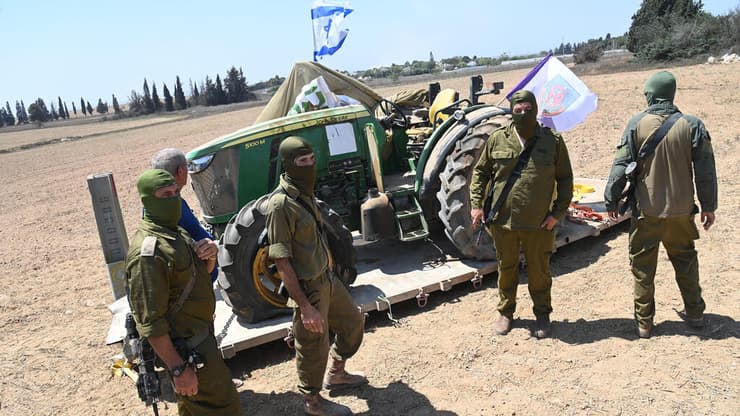 הכוחות עם הטרקטור שהושב. ״נקודת אור״ (צילום: הרצל יוסף) כוחות גבעתי איתרו טרקטור שנגנב מקיבוץ כבר עזה בשביעי באוקטובר