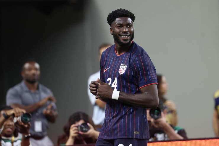 אג'ימאנג במדי נבחרת ארה"ב