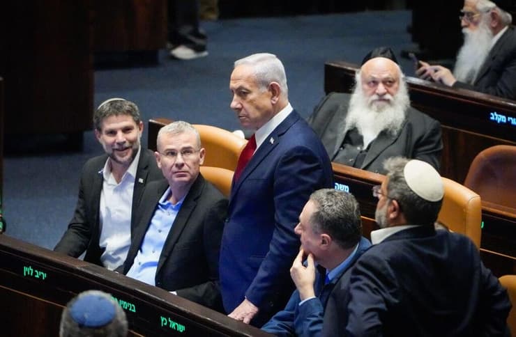 איתמר בן גביר, ישראל כ"ץ, ביבי בנימין נתניהו, בצלאל סמוטריץ', יריב לוין, יצחק גולדקנופף במליאת הכנסת