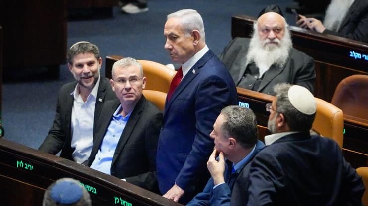מפלגות הקואליציה סירבו לענות (צילום: שלו שלום) איתמר בן גביר, ישראל כ"ץ, ביבי בנימין נתניהו, בצלאל סמוטריץ', יריב לוין, יצחק גולדקנופף במליאת הכנסת