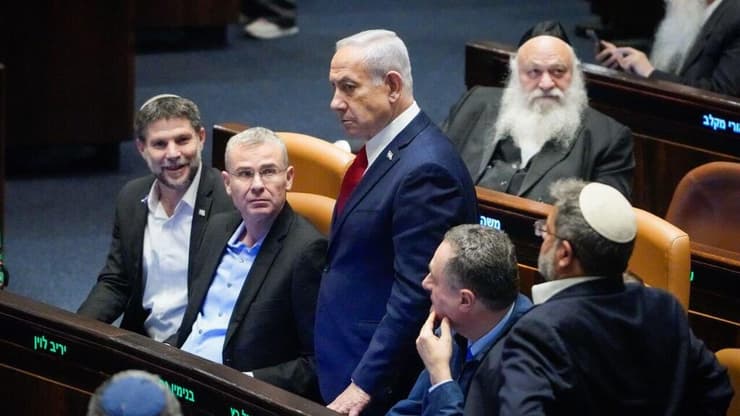 איתמר בן גביר, ישראל כ"ץ, ביבי בנימין נתניהו, בצלאל סמוטריץ', יריב לוין, יצחק גולדקנופף במליאת הכנסת