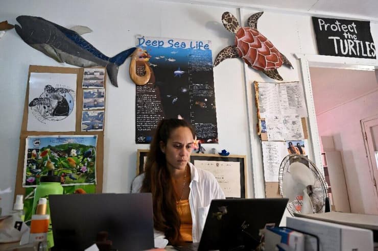 פעילת הסביבה אלנה סמית', שמזהירה מפני הסכנות לסביבה כתוצאה מכרייה בעומק האוקיינוס