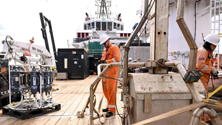 ציוד הכרייה על סיפון ספינת המחקר אנואנואה מואנה