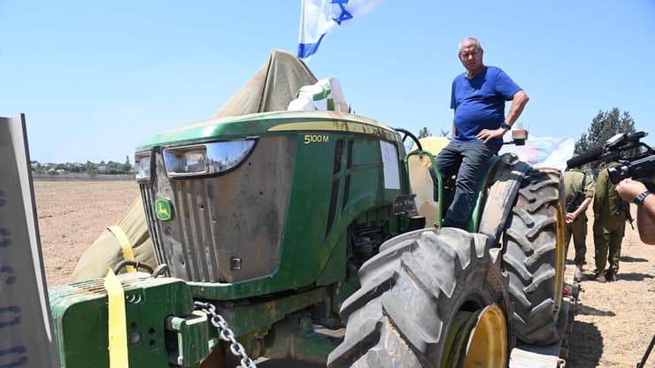 ״רגע סמלי ומרגש״ (צילום: הרצל יוסף) כוחות גבעתי איתרו טרקטור שנגנב מקיבוץ כבר עזה בשביעי באוקטובר