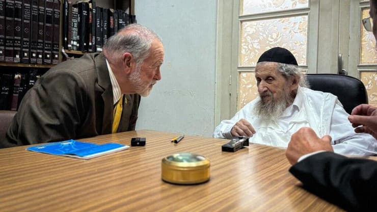 הרב דוב לנדו מארח בבני ברק את שגריר ארה"ב בישראל, מייק האקבי, שהגיע לביקור התייעצות וברכה