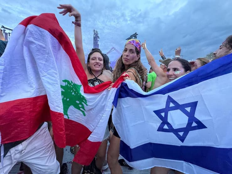 דגלי ישראל ולבנון זה לצד זה חיבוק של שלום בפסטיבל המוזיקה