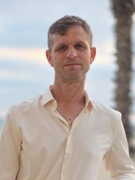אריאל סנדובסקי, מנהל הפעילות הארצית של "סיסמה לכל תלמיד" (באדיבות המצולם) אריאל וראייטי ילדים מפונים סיסמה לכל תלמיד