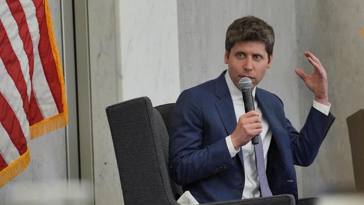 סם אלטמן במהלך הראיון לפדרל רזרב