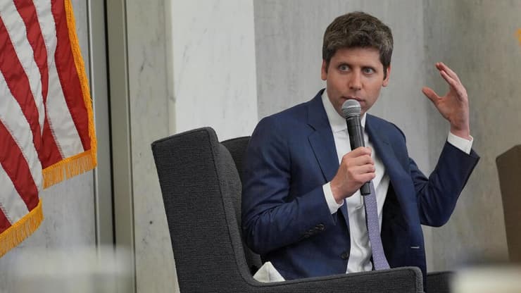 סם אלטמן במהלך הראיון לפדרל רזרב