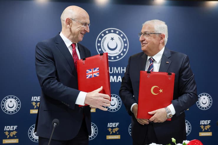 שר החוץ של בריטניה ג'ון הילי (שמאל) עם שר החוץ של טורקיה יאסר גולר חותמים על מזכר לעסקת מכירה של מטוסי קרב מדגם יורופייטר טייפון באיסטנבול