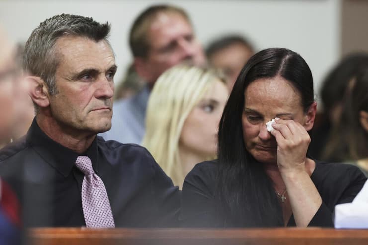 קרה נורת'ינגטון אמה של זאנה קרנודל שנרצחה לצד סטודנטים נוספים ב איידהו ארה"ב 2033 בוכה בדיון גזר הדין של הרוצח בראיין קוברגר