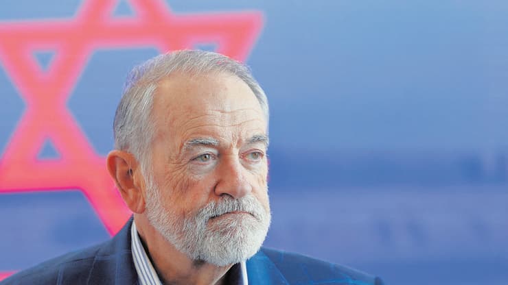 מייק האקבי באירוע של מגן דוד אדום