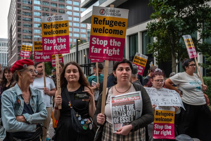 בריטניה הפגנה נגד מהגרים מלון בריטניה הפגנת נגד