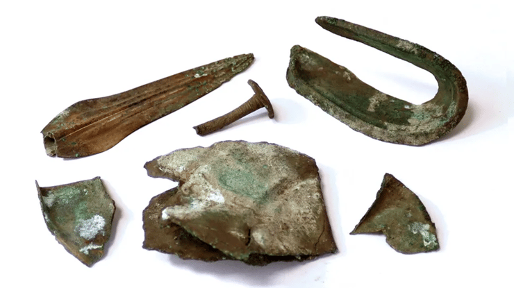חלק מהממצאים שהתגלו בעיר ברנו שבצ'כיה, כולל ראש חנית, שבר מחט, מגל כפוף ושברי שריון