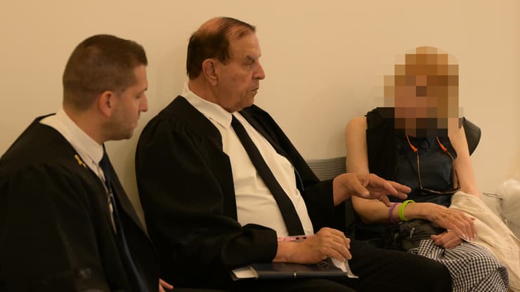 הנאשמת בבית המשפט (צילום: יובל חן) החשודה מימין, עו"ד גיא ארנברג משמאל, עו"ד גיורא זילברשטיין באמצע