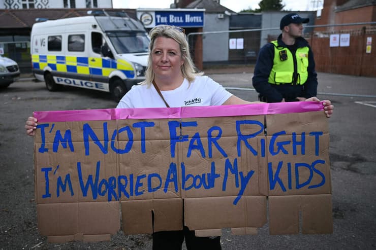 בריטניה הפגנות נגד מהגרים מלון בל