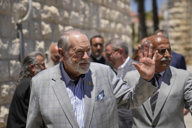 מייק האקבי בכפר טייבה, יולי 2025 (צילום: Nasser Nasser/AP) מייק האקבי בכפר א־טייבה