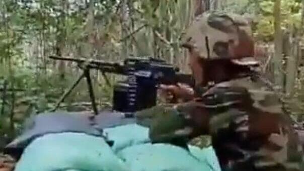 חייל קמבודי במהלך חילופי האש כוחות קמבודיים יורים