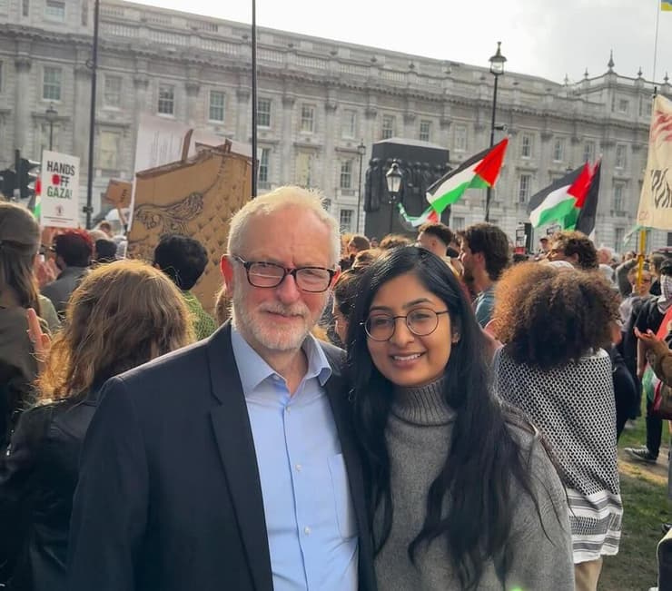 זארה סולטאנה מחוקקת אנטי ישראלית מ בריטניה עם ג'רמי קורבין בהפגנה פרו פלסטינית ב-9 ביוני