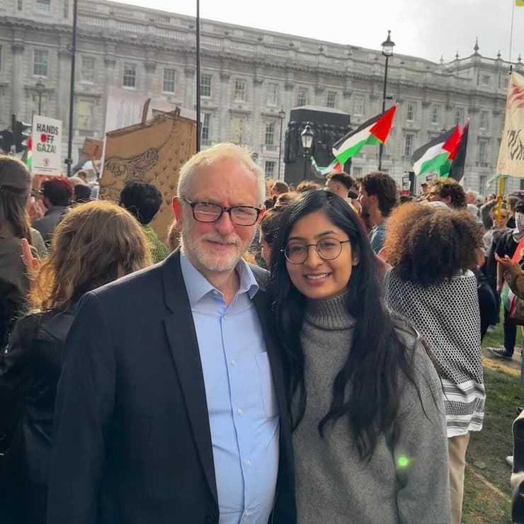 זארה סולטאנה מחוקקת אנטי ישראלית מ בריטניה עם ג'רמי קורבין בהפגנה פרו פלסטינית ב-9 ביוני