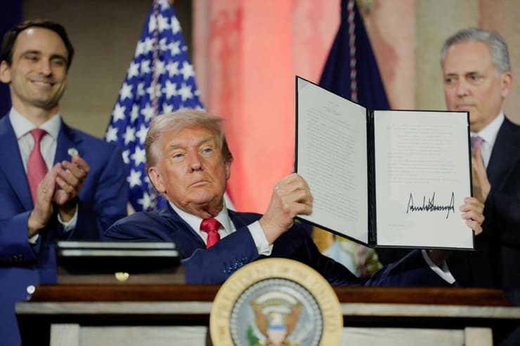 טראמפ מציג את הצו עליו חתם באירוע הצגת תוכנית ה-AI של הממשל