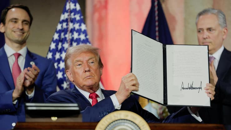 טראמפ מציג את הצו עליו חתם באירוע הצגת תוכנית ה-AI של הממשל