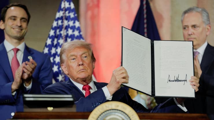 טראמפ מציג את הצו עליו חתם באירוע הצגת תוכנית ה-AI של הממשל
