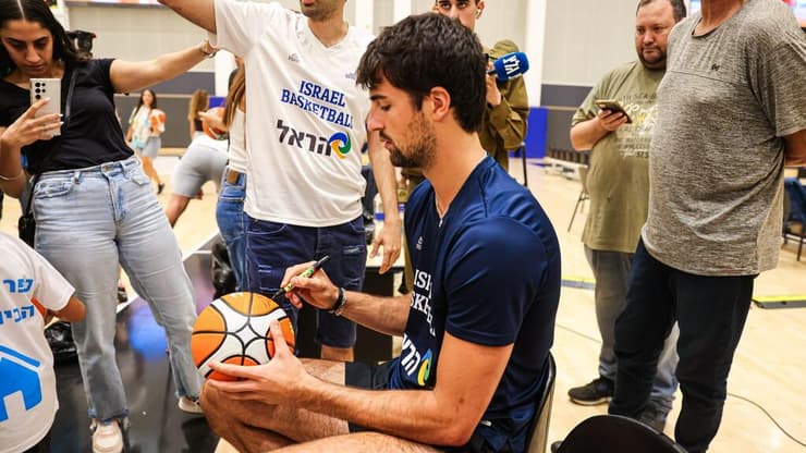 דני אבדיה חותם לילדים (צילום: יעל אמסילי, איגוד הכדורסל) דני אבדיה