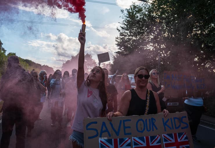 בריטניה הפגנות נגד מהגרים מלון בל