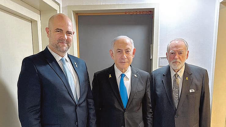 מייק האקבי עם בנימין נתניהו ואמיר אוחנה בבית המשפט