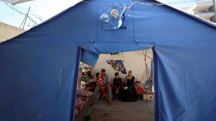 ניזאר, לצידו אישתו אמל וילדיהם