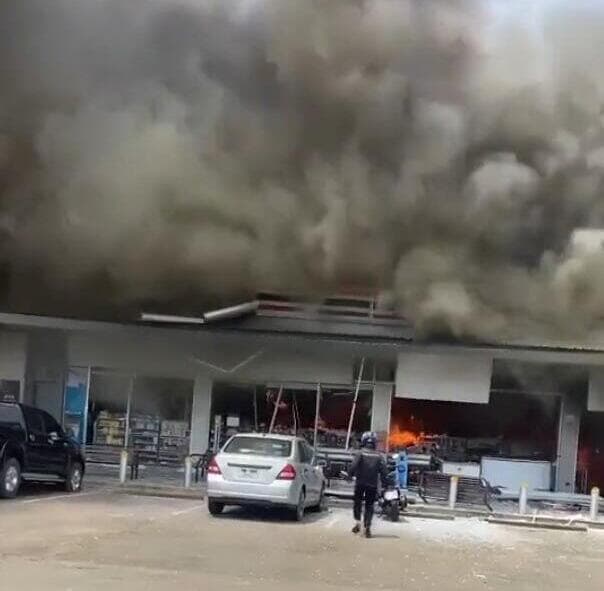 תחנת דלק שעלתה באש בתאילנד טיל קמבודי פגע בתחנת דלק