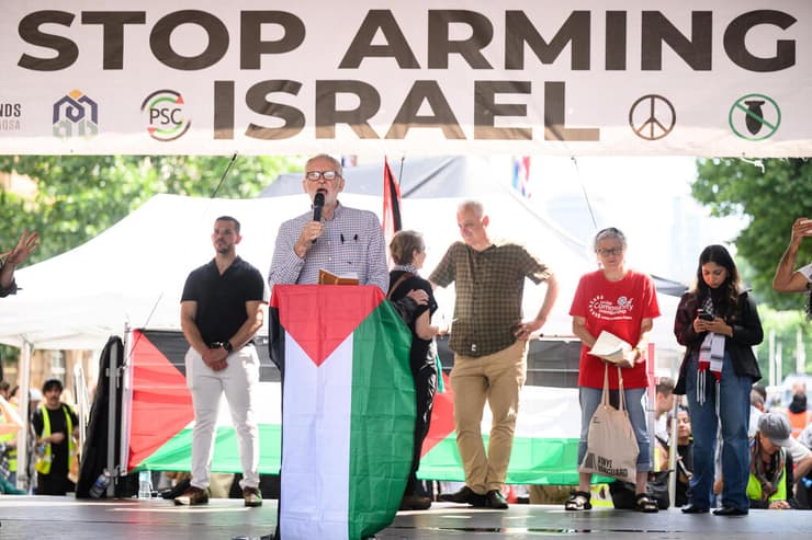 ג'רמי קורבין בהפגנה נגד ישראל בדרישה ל אמברגו נשק עליה ב לונדון 19 ביולי