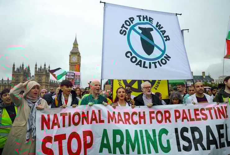 ג'רמי קורבין בהפגנה נגד ישראל בדרישה ל אמברגו נשק עליה ב לונדון 19 ביולי