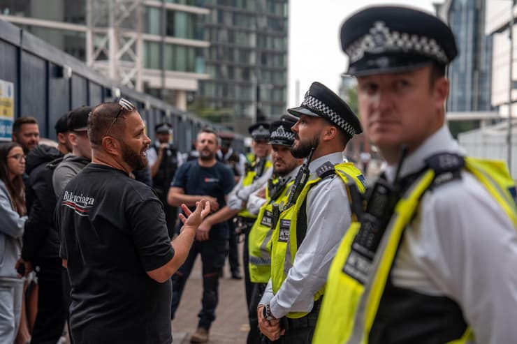 בריטניה הפגנה נגד מהגרים מלון בריטניה
