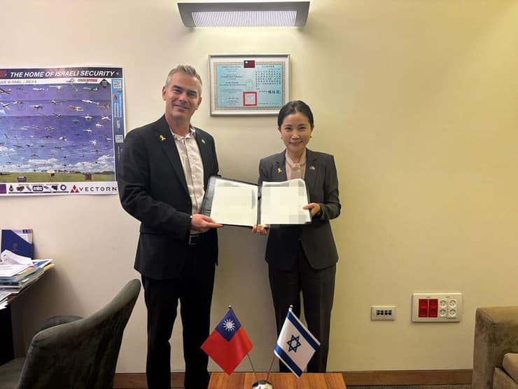 ראש נציגות טאיוואן בישראל אבבי לי, ח"כ בועז טופורובסקי וטל אוהד