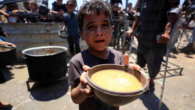 תור ל מזון בעיר עזה בצל טענות למשבר רעב תת-תזונה ברצועה