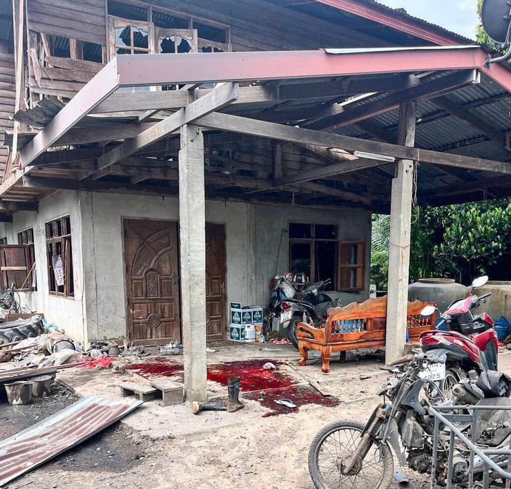 אחד הבתים שנפגעו (צילום:HANDOUT / ROYAL THAI ARMY / AFP) פגיעה ישירה בבית במחוז סורין, תאילנד