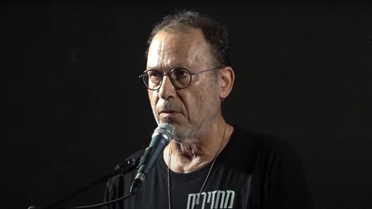 אילן גרין בהפגנת הענק לסיום המלחמה בכיכר הבימה