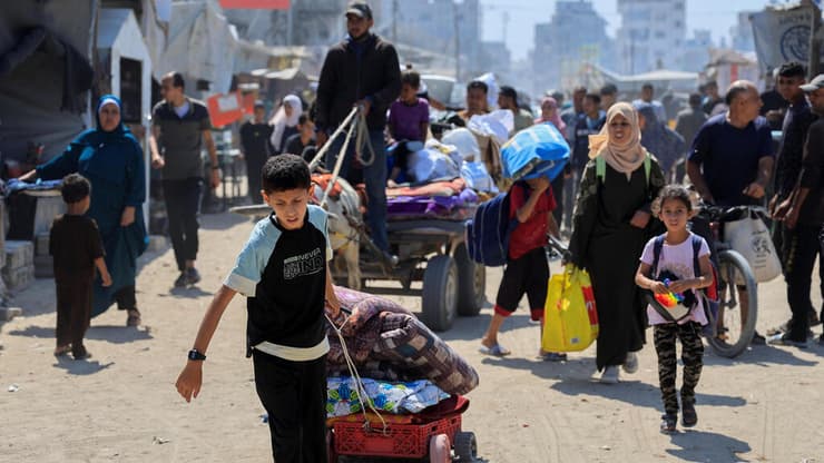 עזתים שנעקרו מביתם