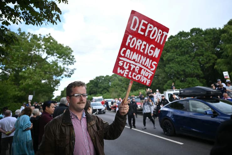 בריטניה הפגנות נגד מהגרים מלון בל