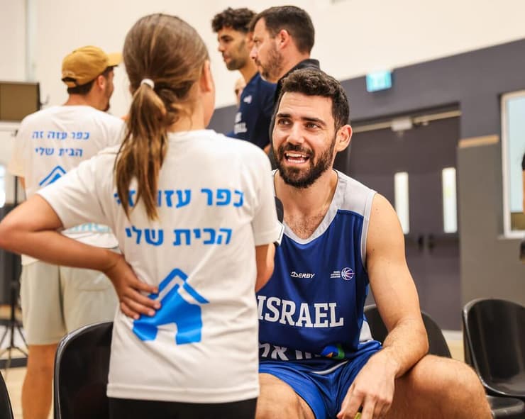 מנקו ואוהדת במהלך ההפנינג המרגש בהדר יוסף (צילום: יעל אמסילי, איגוד הכדורסל) מנקו ואוהדת במהלך הביקור בכפר עזה