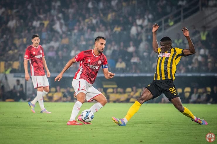 ביטון ויתר, ובסוף הוא שימש כקפטן. אליאל פרץ (צילום באדיבות הפועל באר-שבע) א.א.ק אתונה הפועל באר-שבע אליאל פרץ