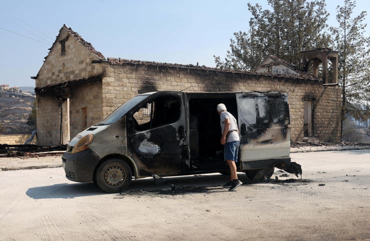 רכב חרוך באזור שבו השתוללה האש (צילום: REUTERS/Yiannis Kourtoglou) קפריסין לימסול שריפה