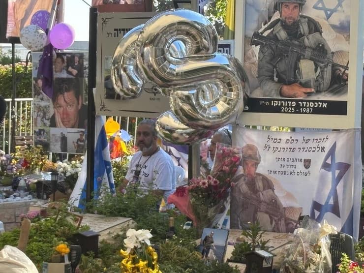 רפי ליד הקבר של בנו שי בהלוויה של סמ"ר עמית כהן ז"ל, שנטמן גם הוא בחלקה 10 בבית העלמין בחולון (צילום: מאיר תורג'מן) רפי ליד הקבר של בנו שי בהלוויה של חלל צהל עמית כהן זל שנטמן גם הוא בחלקה 10 בבית העלמין בחולון