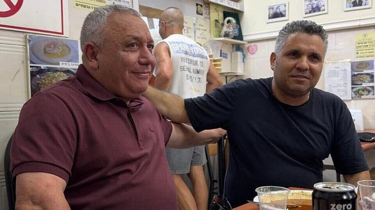 גדי איזנקוט בסיור בשוק התקווה